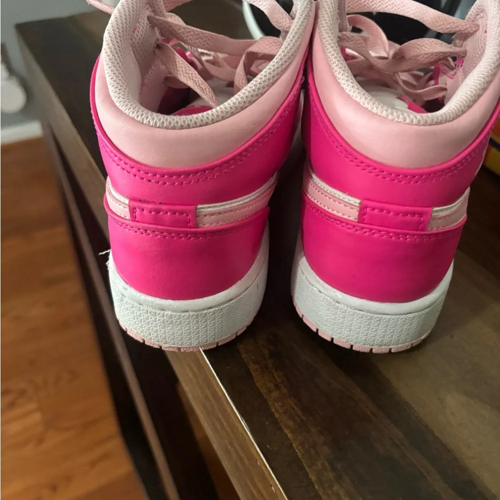 BIG KIDS' AIR JORDAN RETRO 1 MID CASUAL SHOES - Picture 4 of 5
